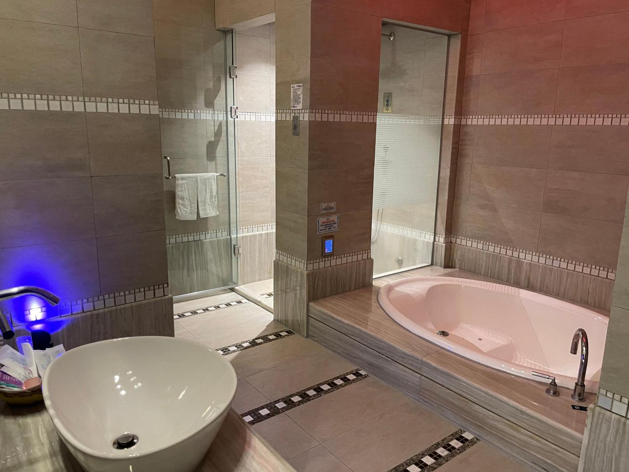Purple Garden Motel Гаосюн Экстерьер фото